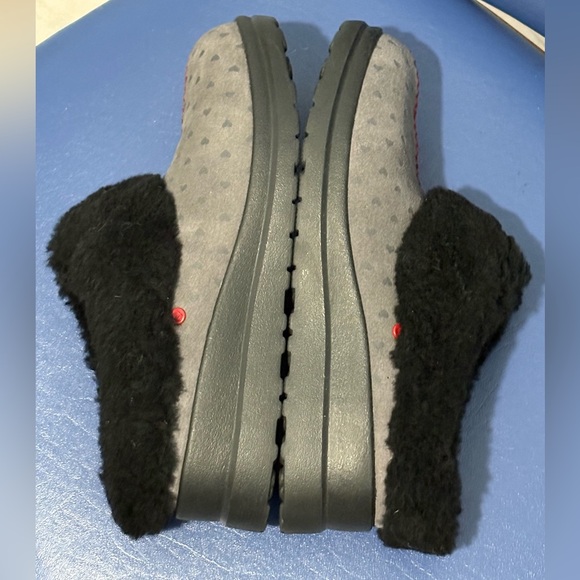 NWOT UGG Pure women’s gray suede hearts & red stitching/black wool shoes, Size 7 - Picture 12 of 16
